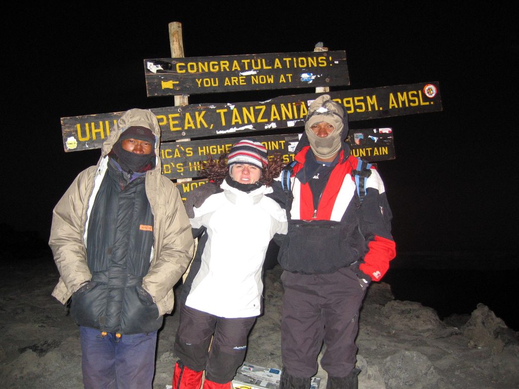 LLegada a la cima del Kilimanjaro a 5895 metros, sin amanecer y con un frio horrible. 