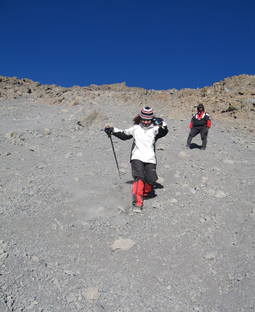 Bajando por un paisaje lunar en el Kilimanjaro