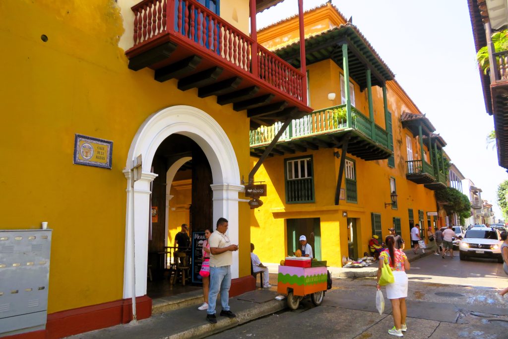 Calle de la Iglesia en Cartagena de Indias con sus casas coloniales y sus balcones de madera.