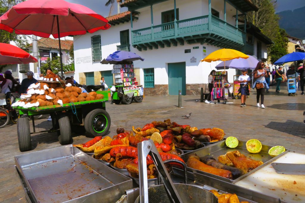 Puestos de comida en la plaza Bolívar de Bogotá