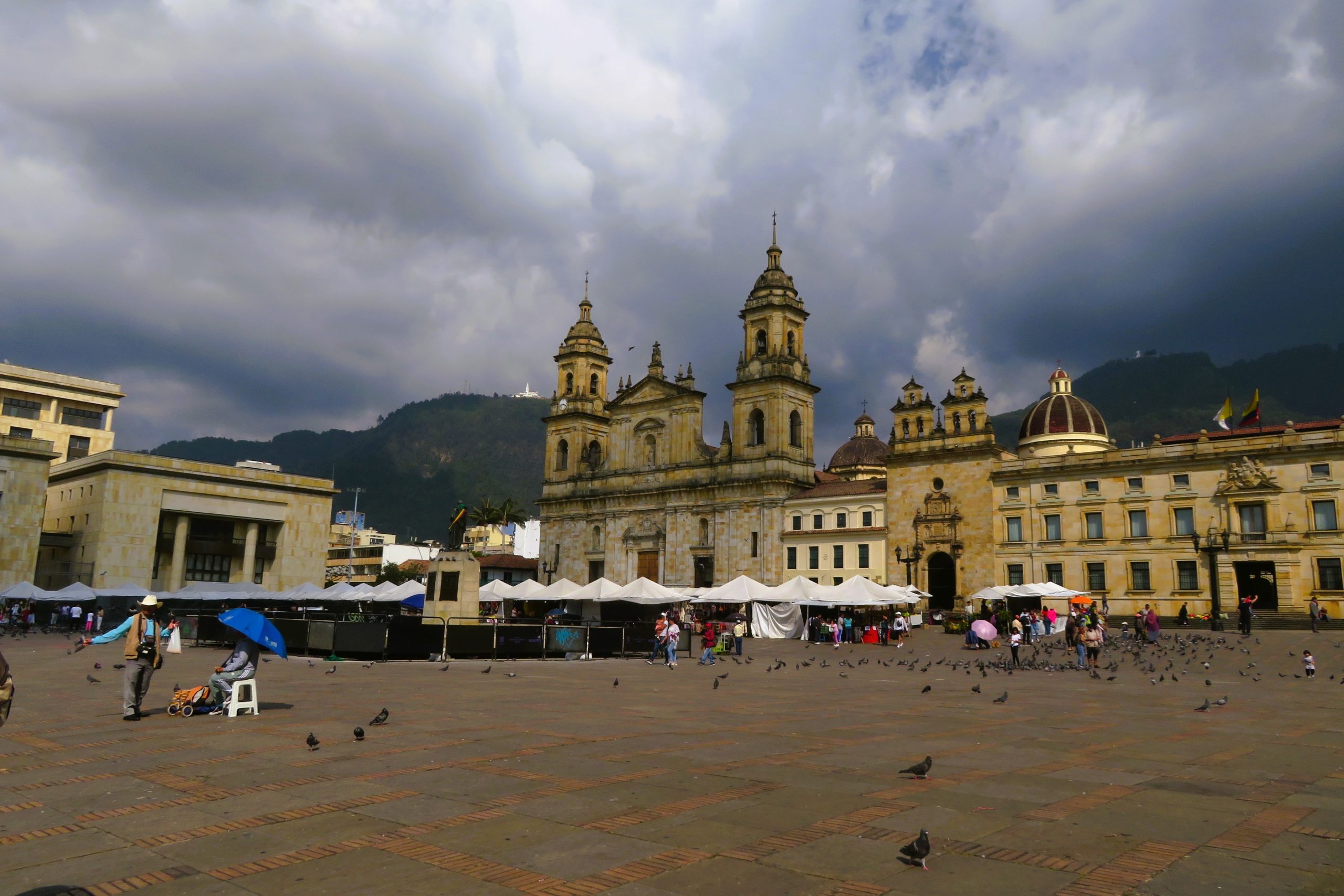 Plaza Bolívar con la catedral Primada al fondo