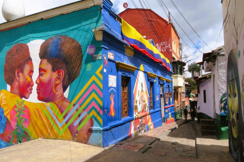 Callejón del Embudo con sus bonitos murales