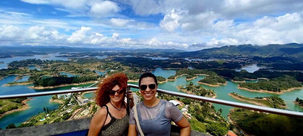 Vista del embalse de Guatapé desde la cima de la Piedra del Peñol