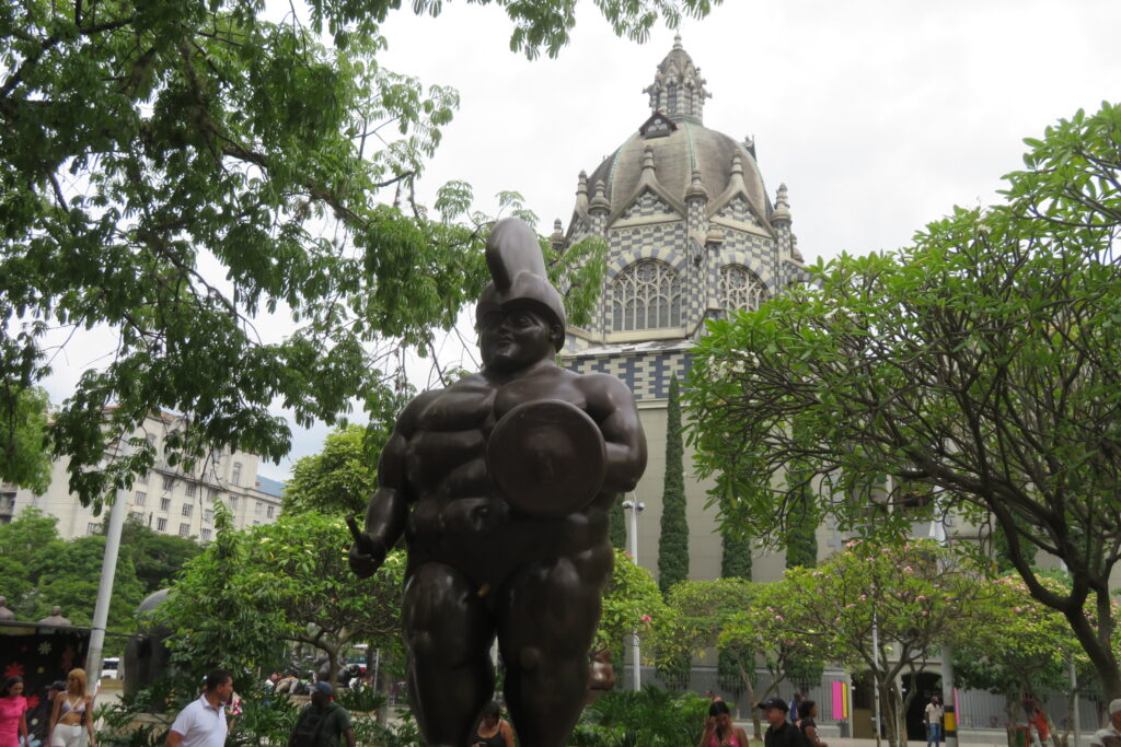 Escultura soldado Romano de Fernando Botero con el Palacio de la Cultura Rafael Uribe detrás