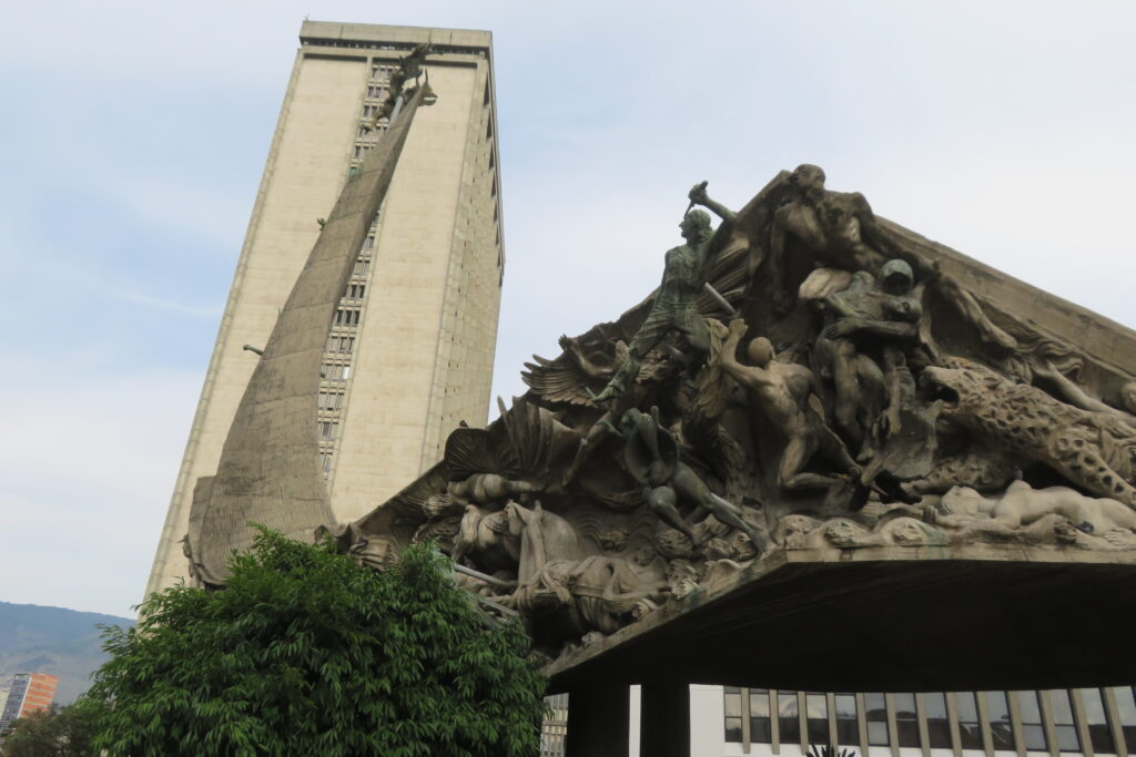 Monumento a la Raza, Medellín