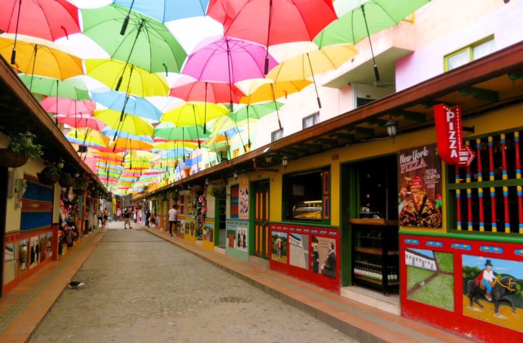 Calle de los paraguas en Guatapé