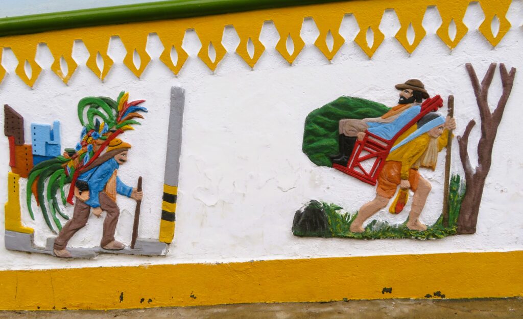 Zócalos que representa a los silleteros en Guatapé