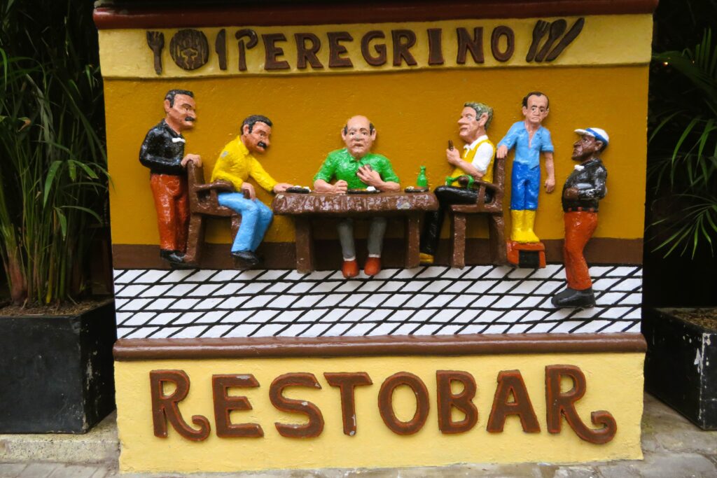 Detalles de un zócalo de un bar en Guatapé
