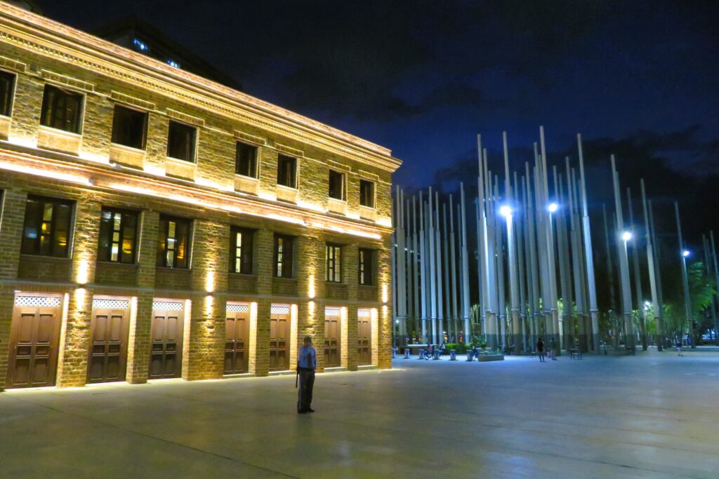 Plaza Cisneros y su bosque iluminado