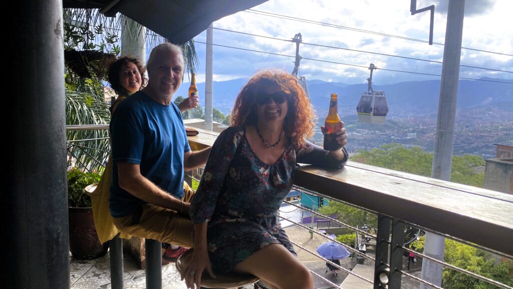 Una cerveza desde lo alto de la comuna de Santo Domingo