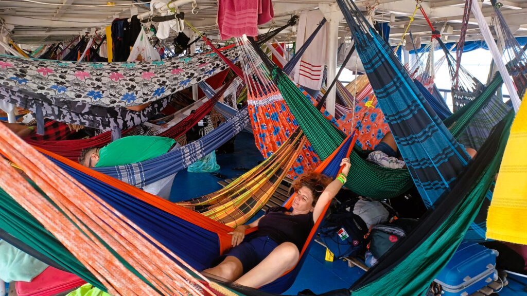Las hamacas de los barcos por el Amazonas