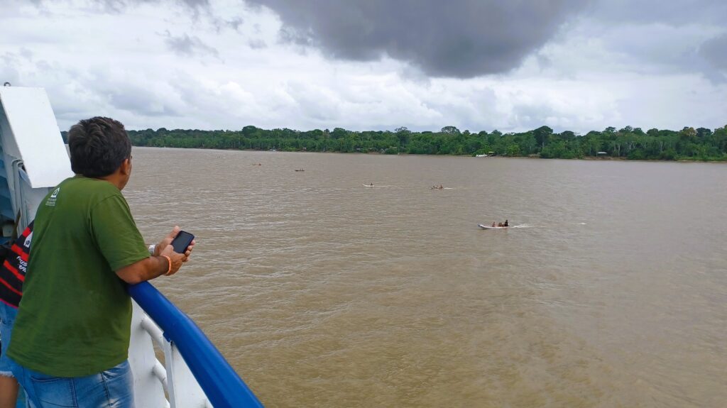Pequeños barcos acercándose al nuestro