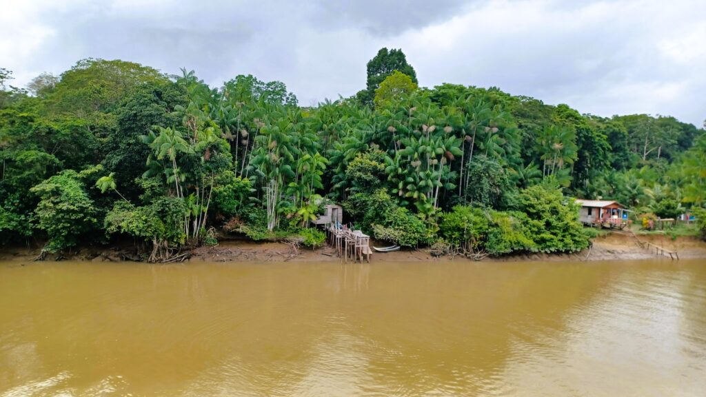 Casas en la orilla del Amazonas