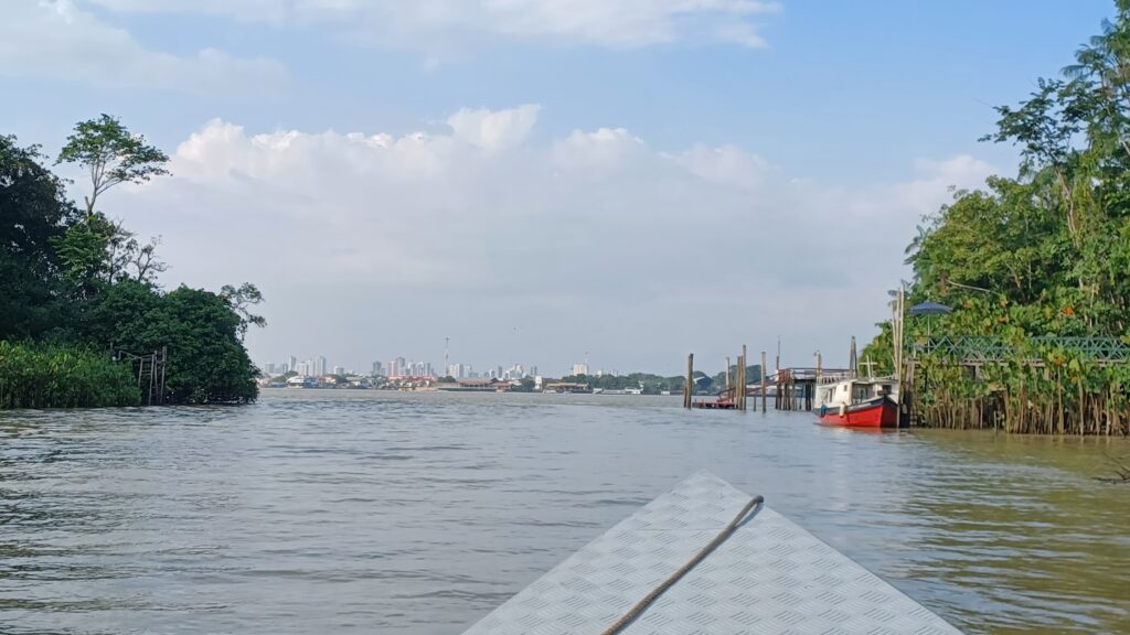 Saliendo de la isla de Combu con Belém do Pará al fondo