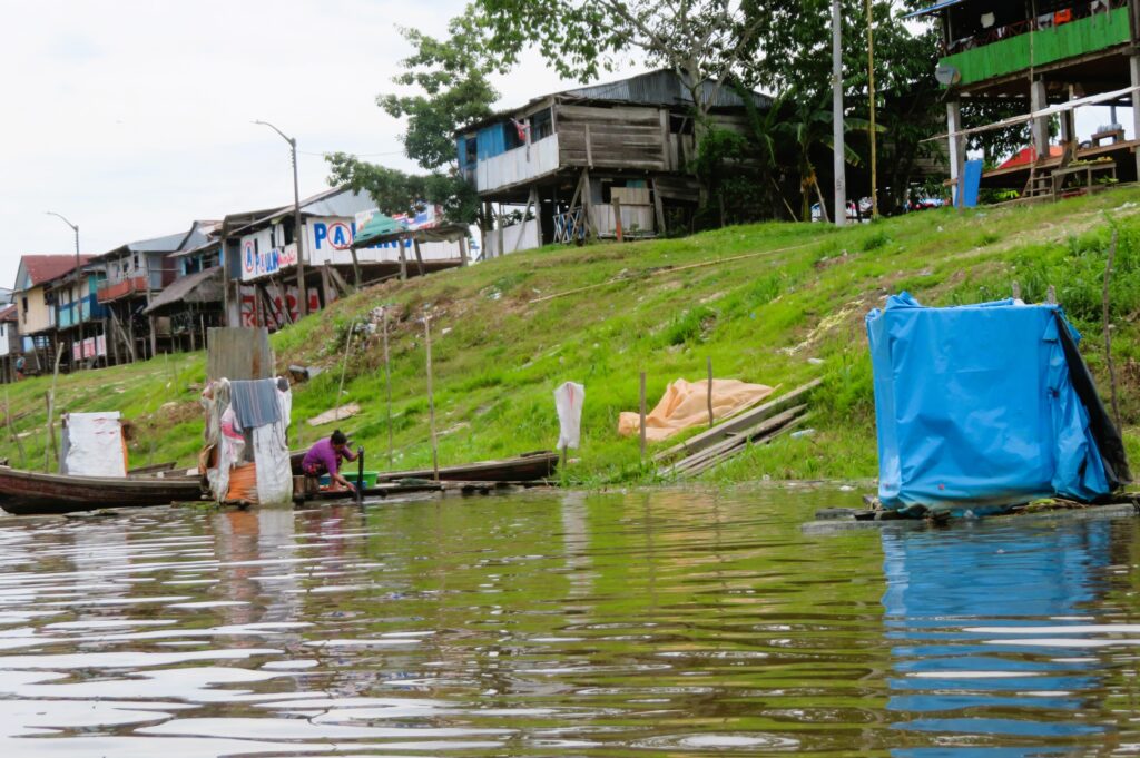 Lavando la ropa junto a los retretes en el Amazonas