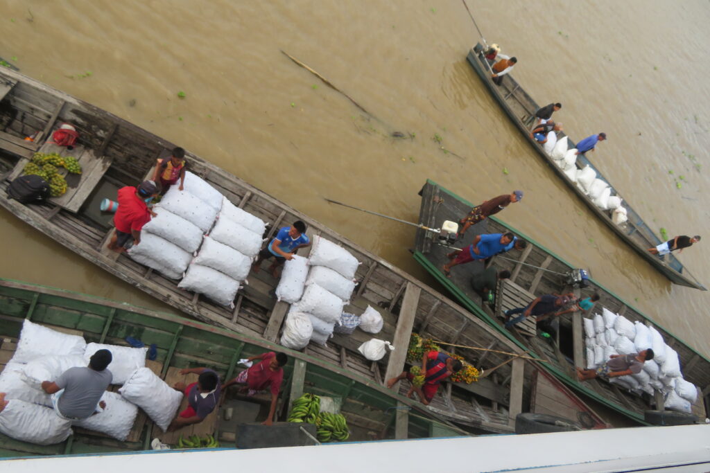 Carga y descarga de cargamento en el Amazonas