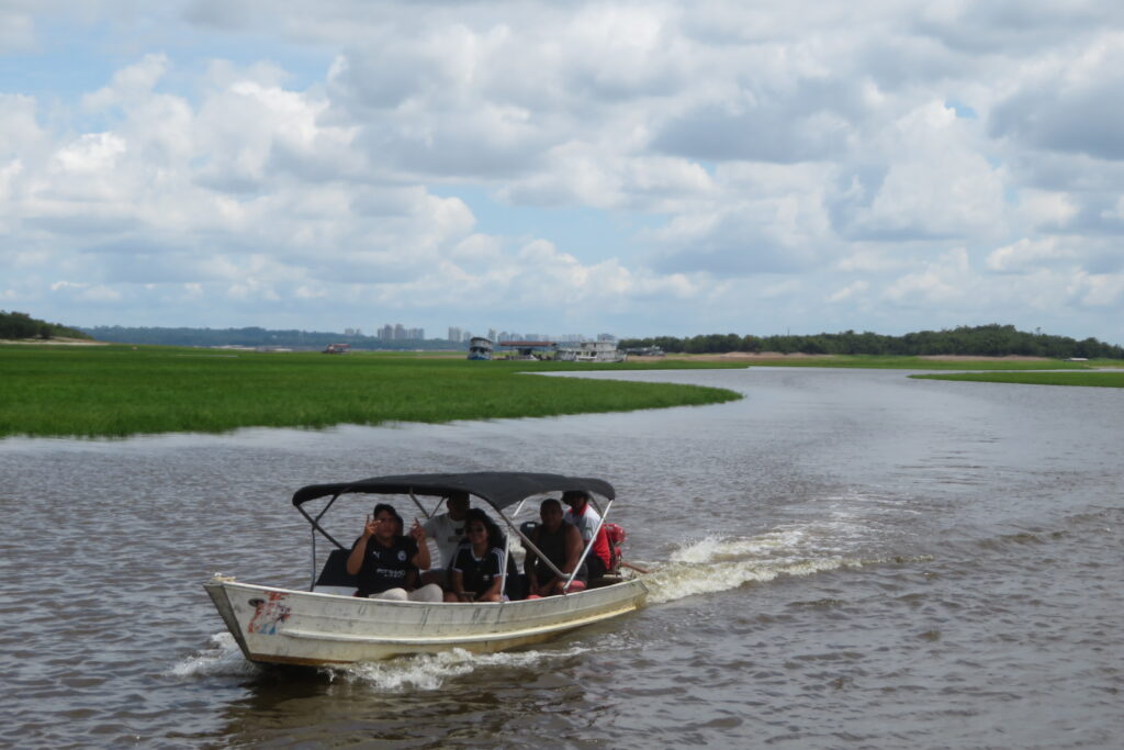 Paseo en barco por el Río Negro con Manaos en el fondo
