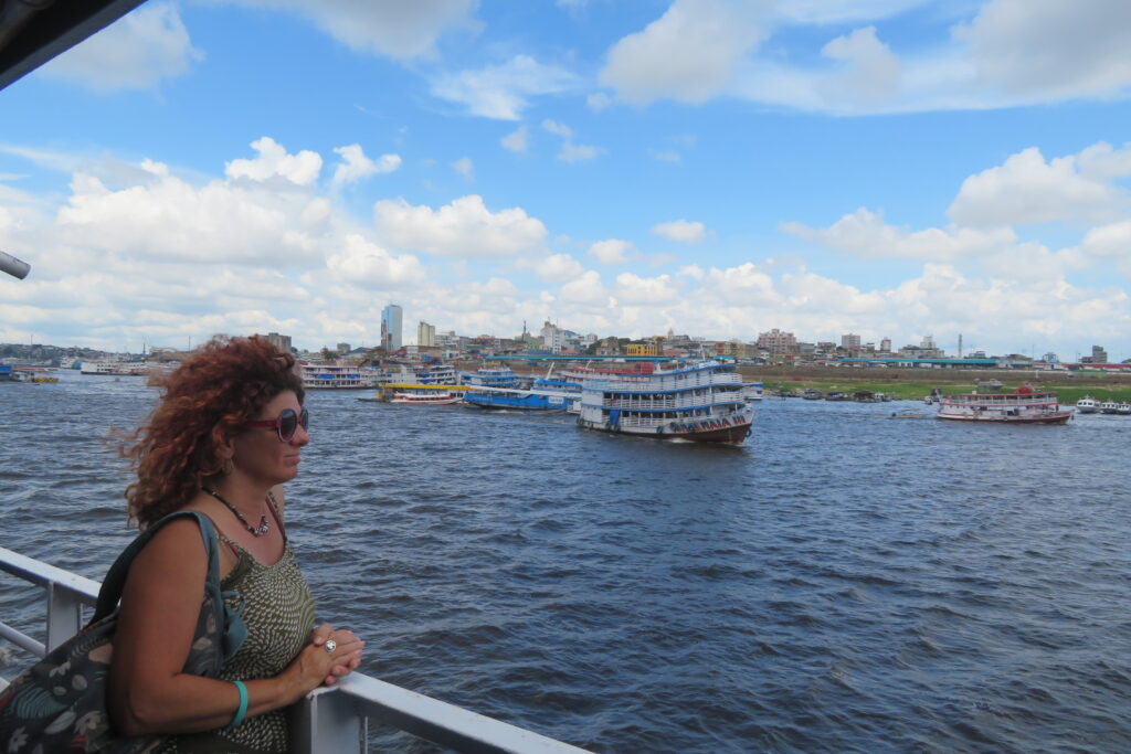 Manos a la orilla del Amazonas