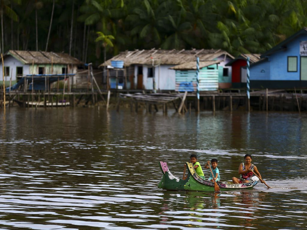 Casas y barcos en los canales llegando a Belém do Pará, Recorrido del Amazonas de Iquitos a Belém