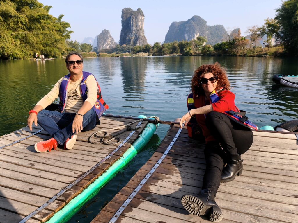 Paseo en balsa de bambú por el río Yulong