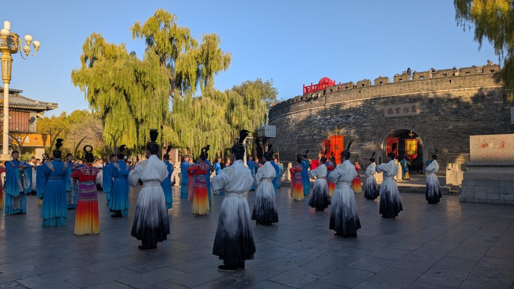 Espectáculo en las puertas del templo de Confucio en Qufu