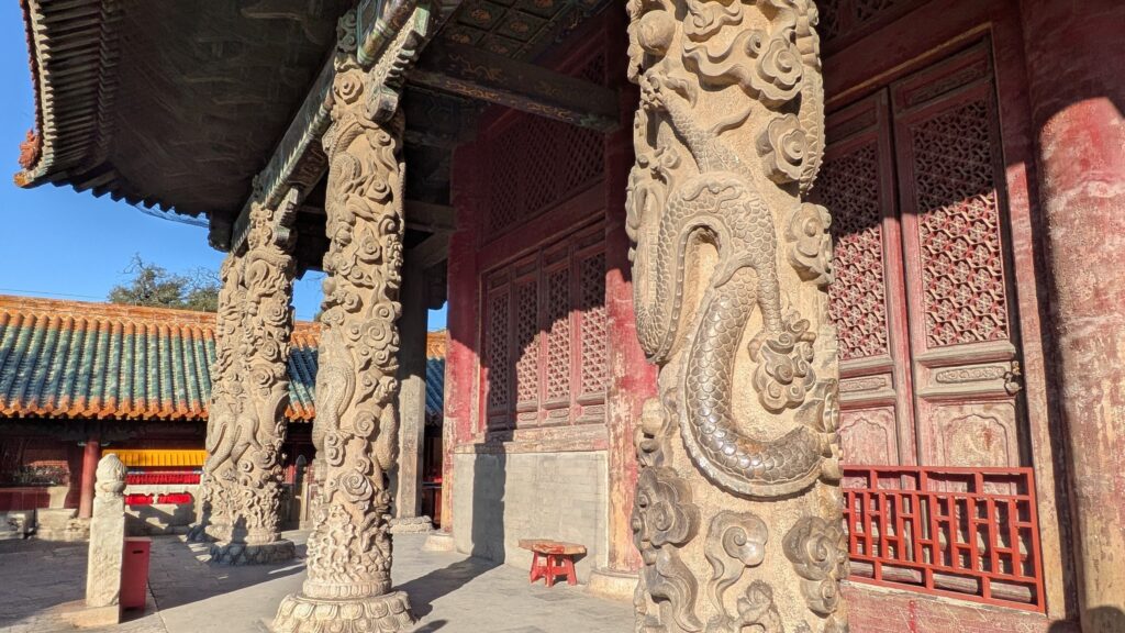Columnas talladas con dragones del templo de Confucio