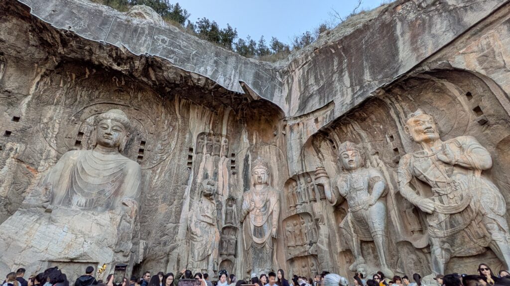 Buda más grande de Longmen y sus 4 guardinaes celestiales con su expresión feroz.