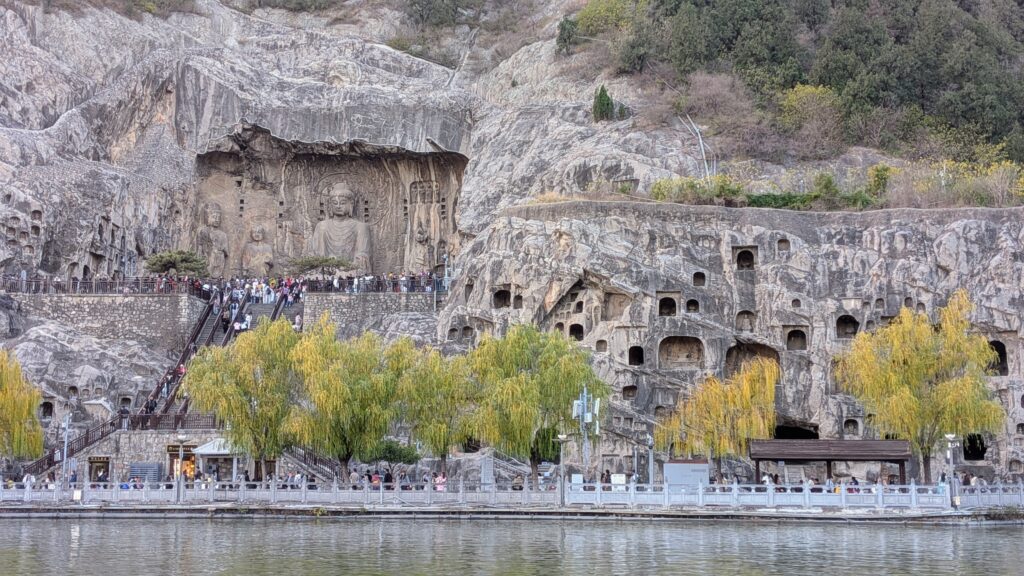 Cuevas Longmen, 100.000 estatuas de Buda y sus discípulos esculpidas en la roca a lo largo de un kilómetro y medio a las orillas del río Yihe