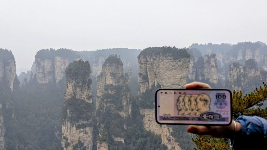 Billete antiguo de 100 yuanes con montañas de Zhangjiajie
