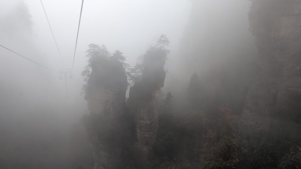 Nubes dentro de pináculos del parque de Zhangjiajie