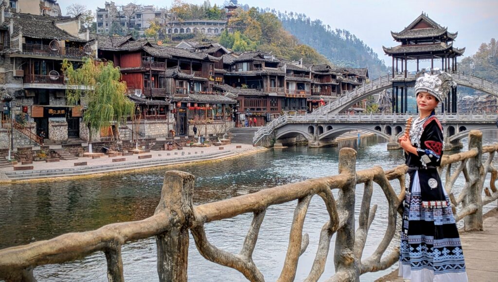 Fenghuang con sus casas de madera a orillas del río Tuojiang.