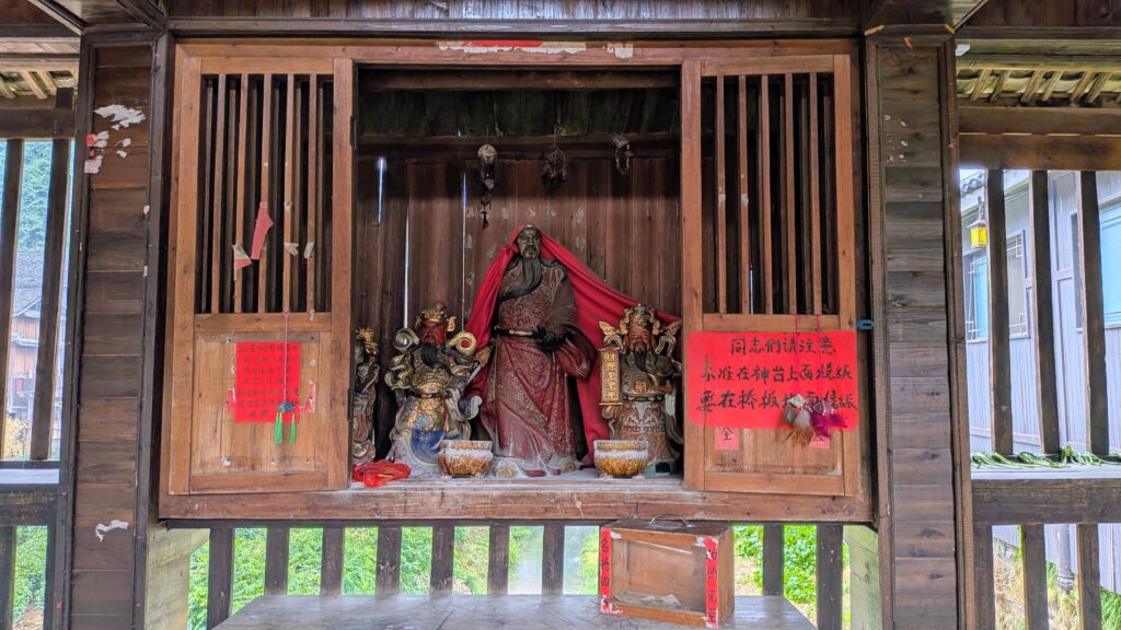 Dios Guan Yu, general histórico conocido por su valentía, lealtad, rostro rojo y barba larga, muy venerado por la etnia Dong en China.