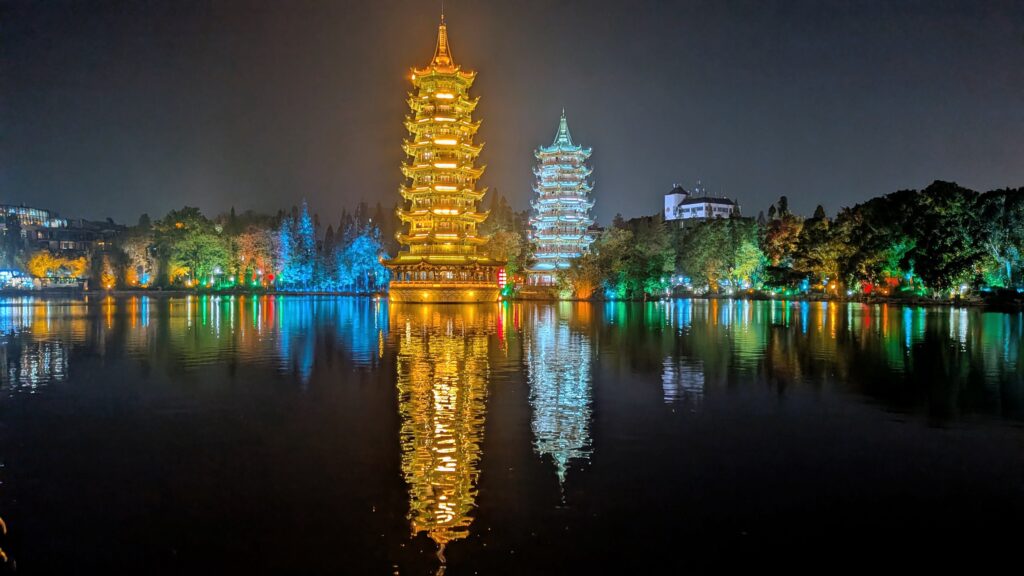 Pagoda del Sol y de la Luna en la ciudad Guillin.